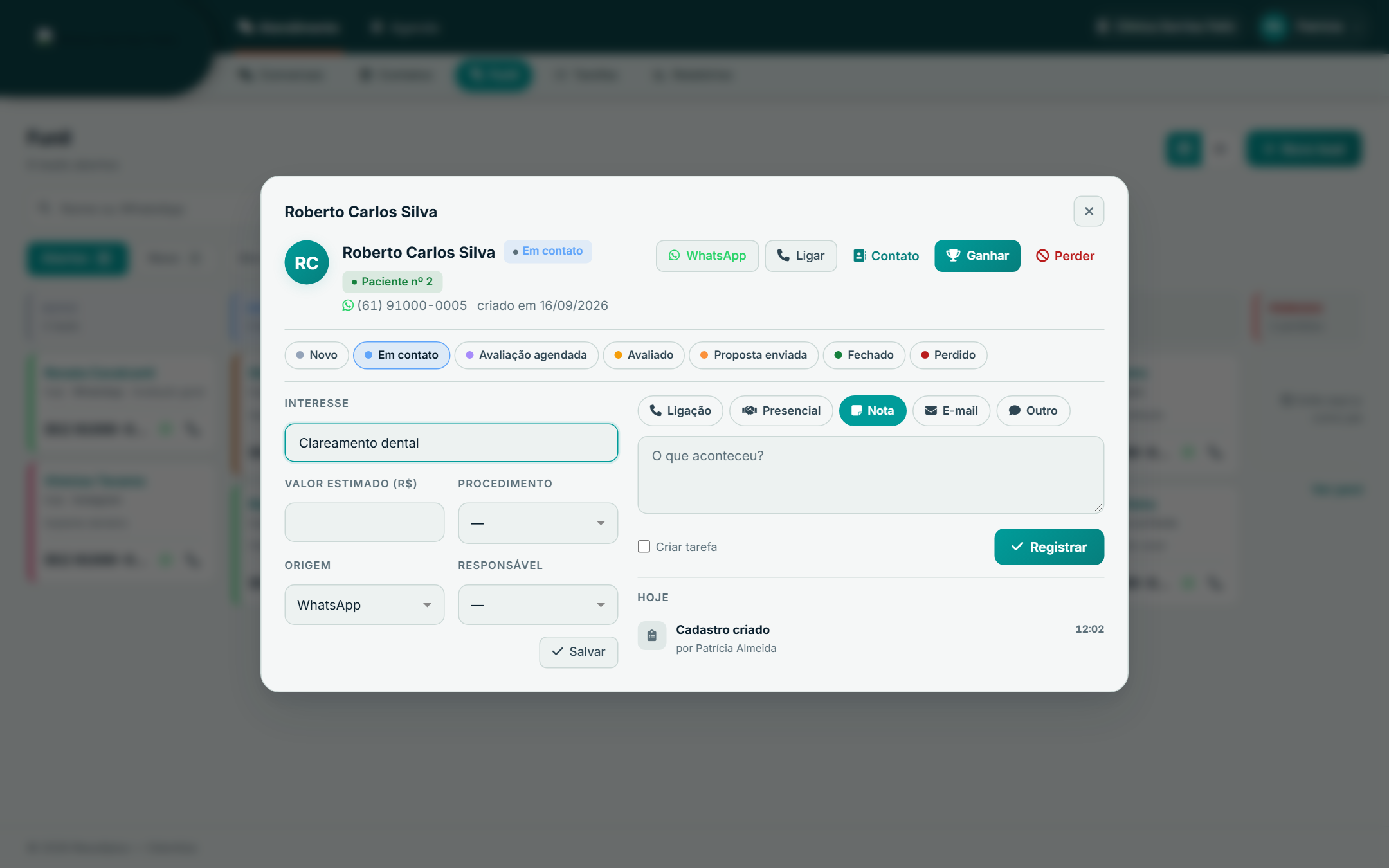 Modal do lead com esteira de etapas, campos de interesse e valor, e registro de interações